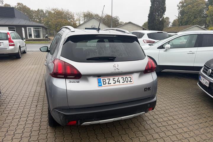 Grå Peugeot 2008 fra 2018