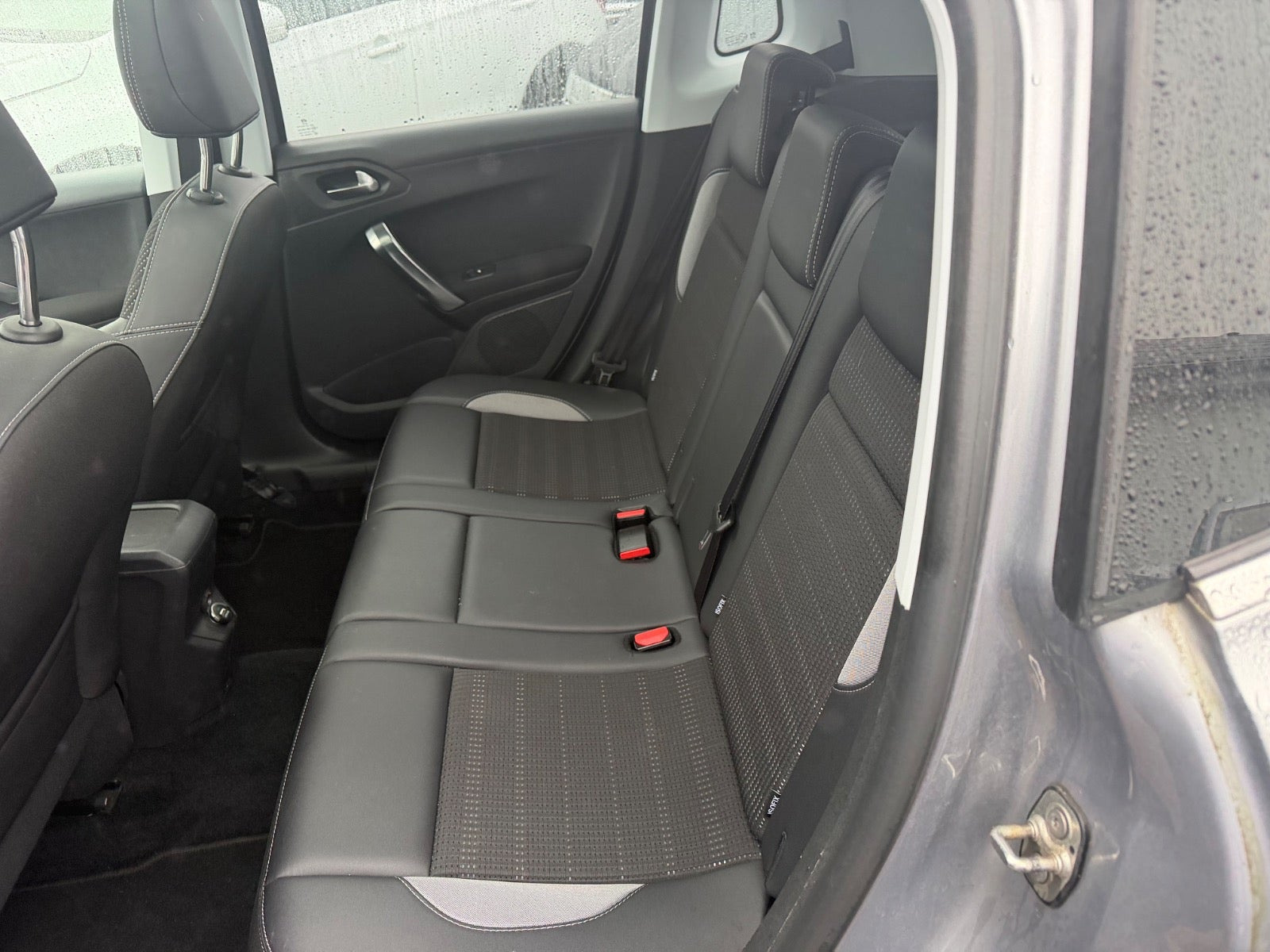 Grå Peugeot 2008 fra 2018