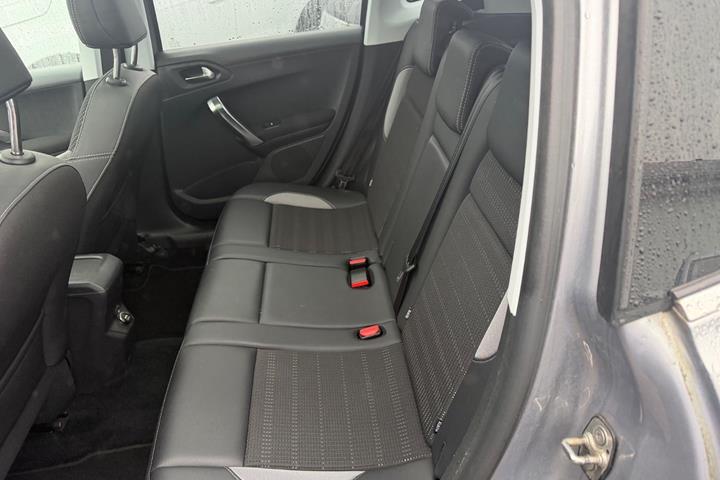 Grå Peugeot 2008 fra 2018