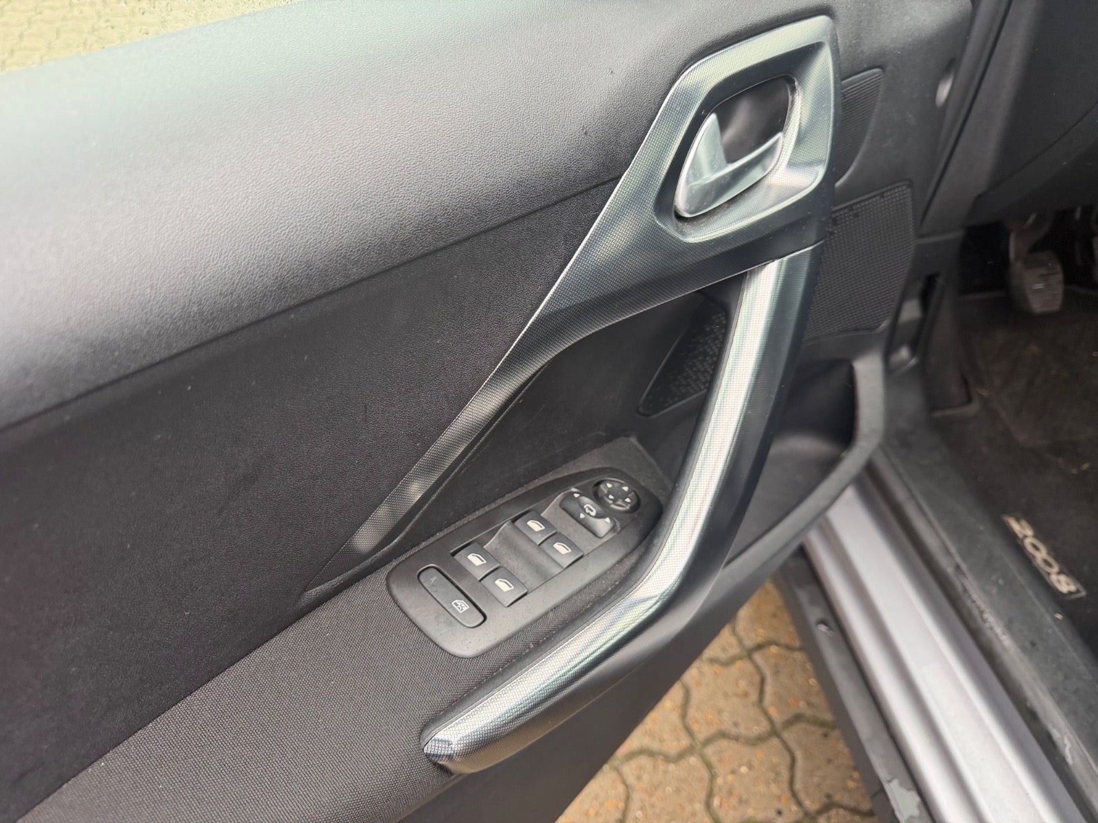 Grå Peugeot 2008 fra 2018