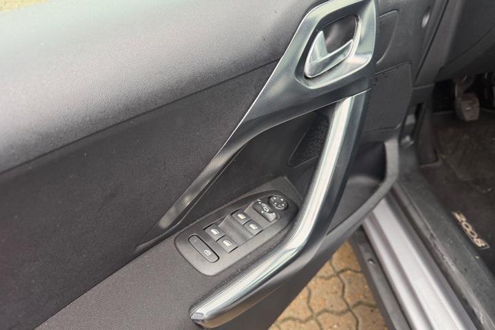 Grå Peugeot 2008 fra 2018