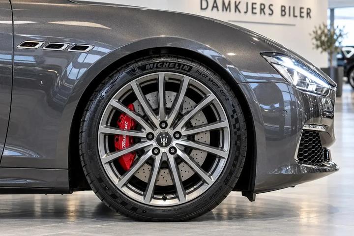 Grå Maserati Ghibli fra 2019