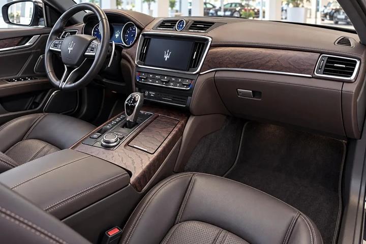 Grå Maserati Ghibli fra 2019