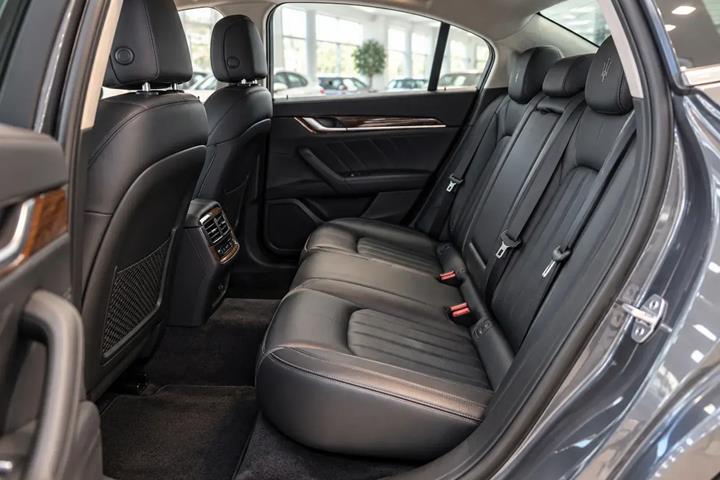 Grå Maserati Ghibli fra 2019