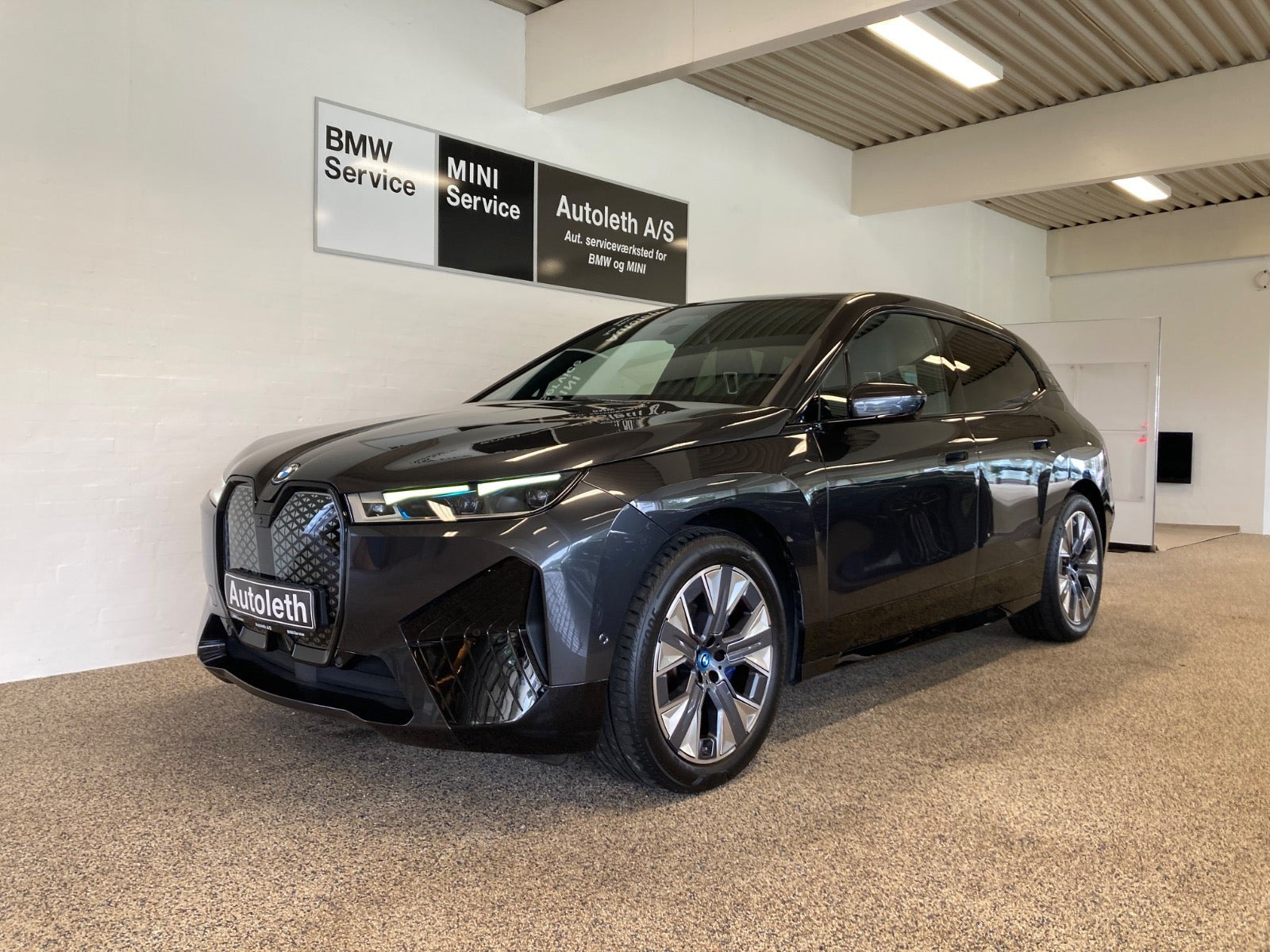 Grå BMW iX fra 2022