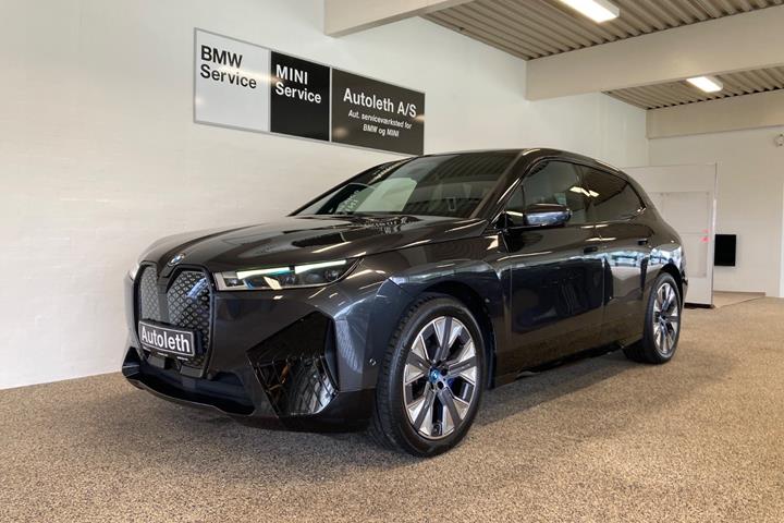 Grå BMW iX fra 2022