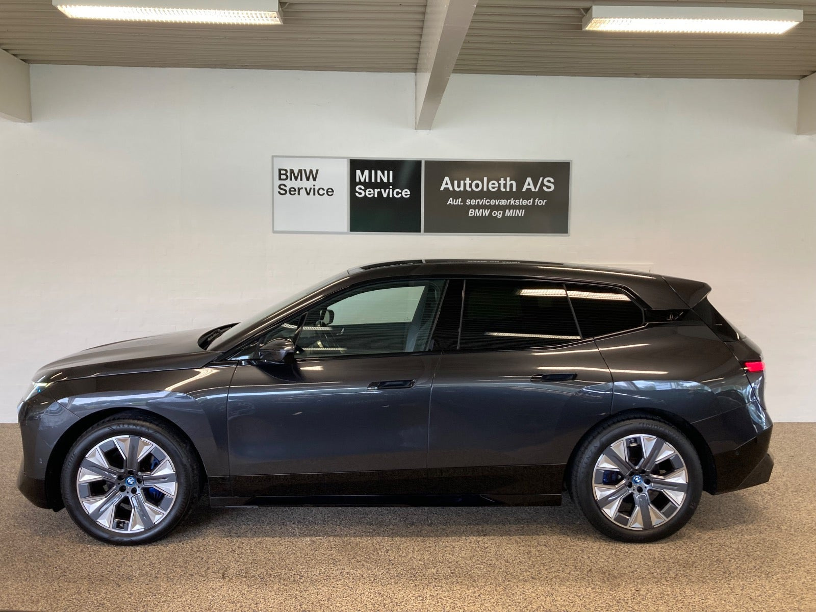 Grå BMW iX fra 2022