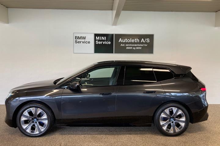 Grå BMW iX fra 2022