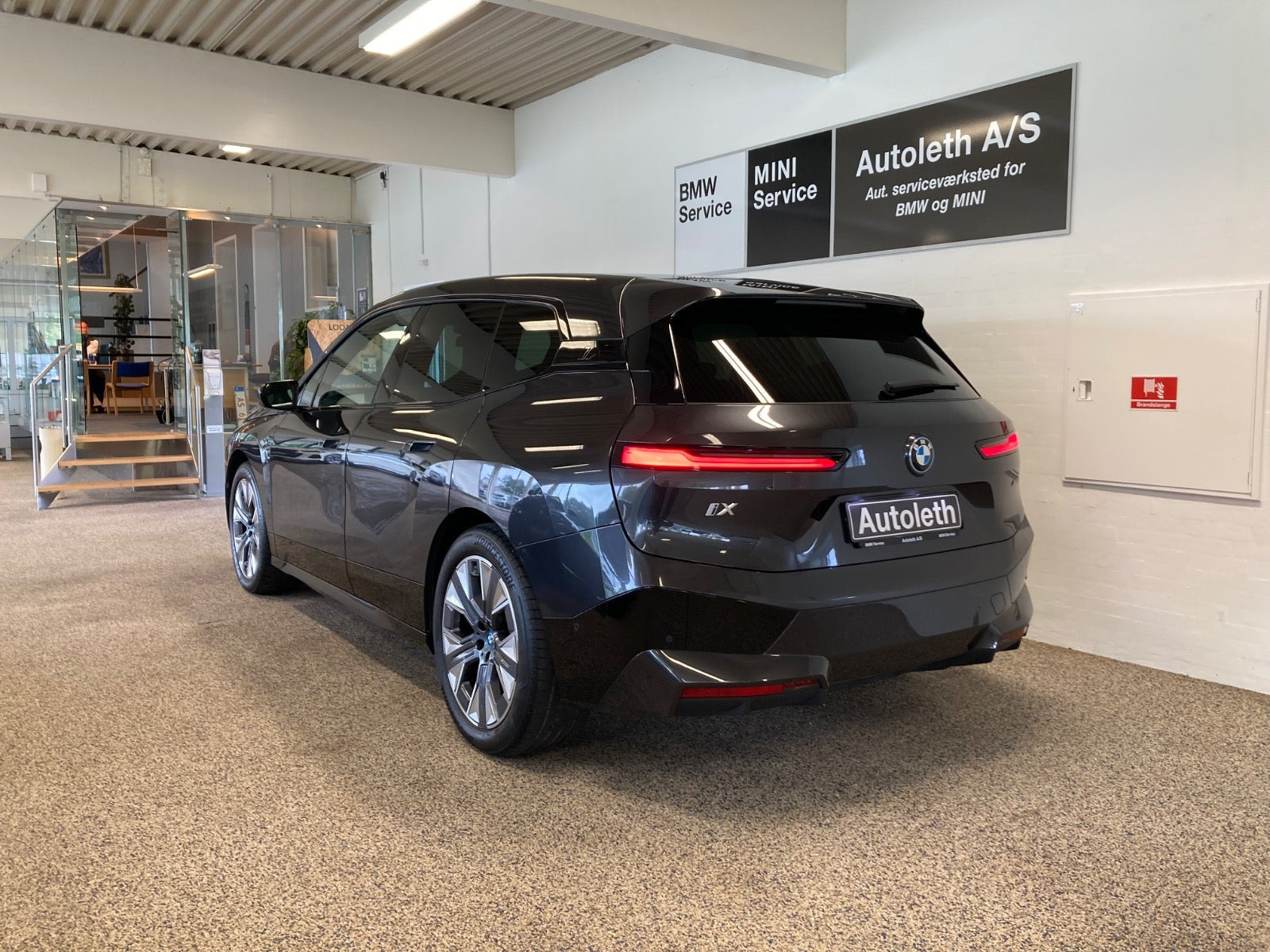 Grå BMW iX fra 2022