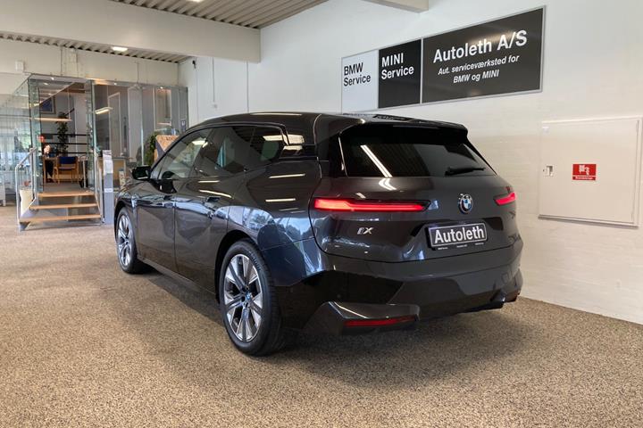 Grå BMW iX fra 2022