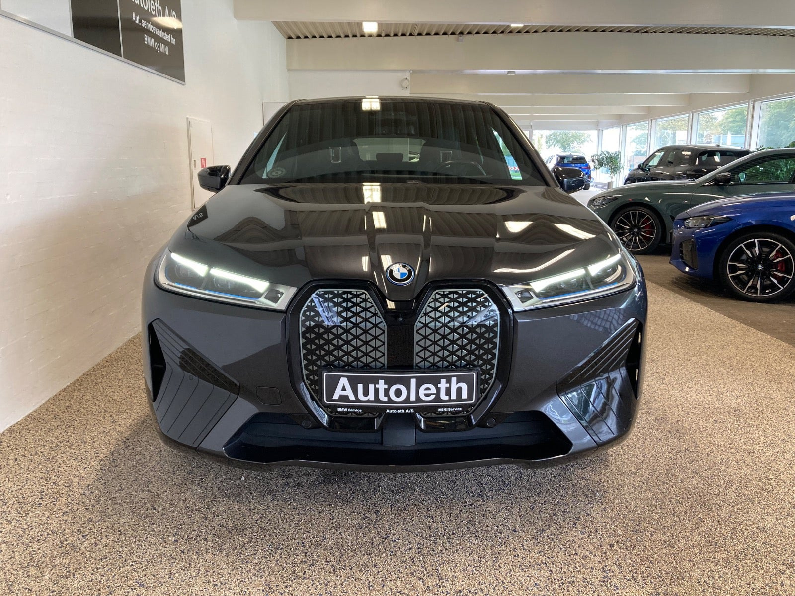 Grå BMW iX fra 2022