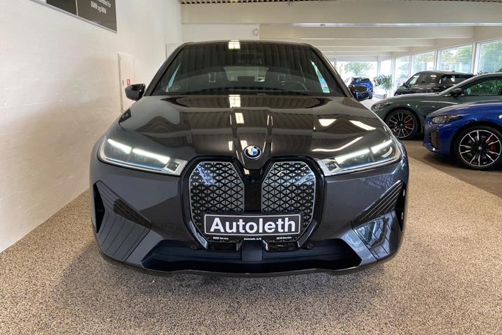 Grå BMW iX fra 2022