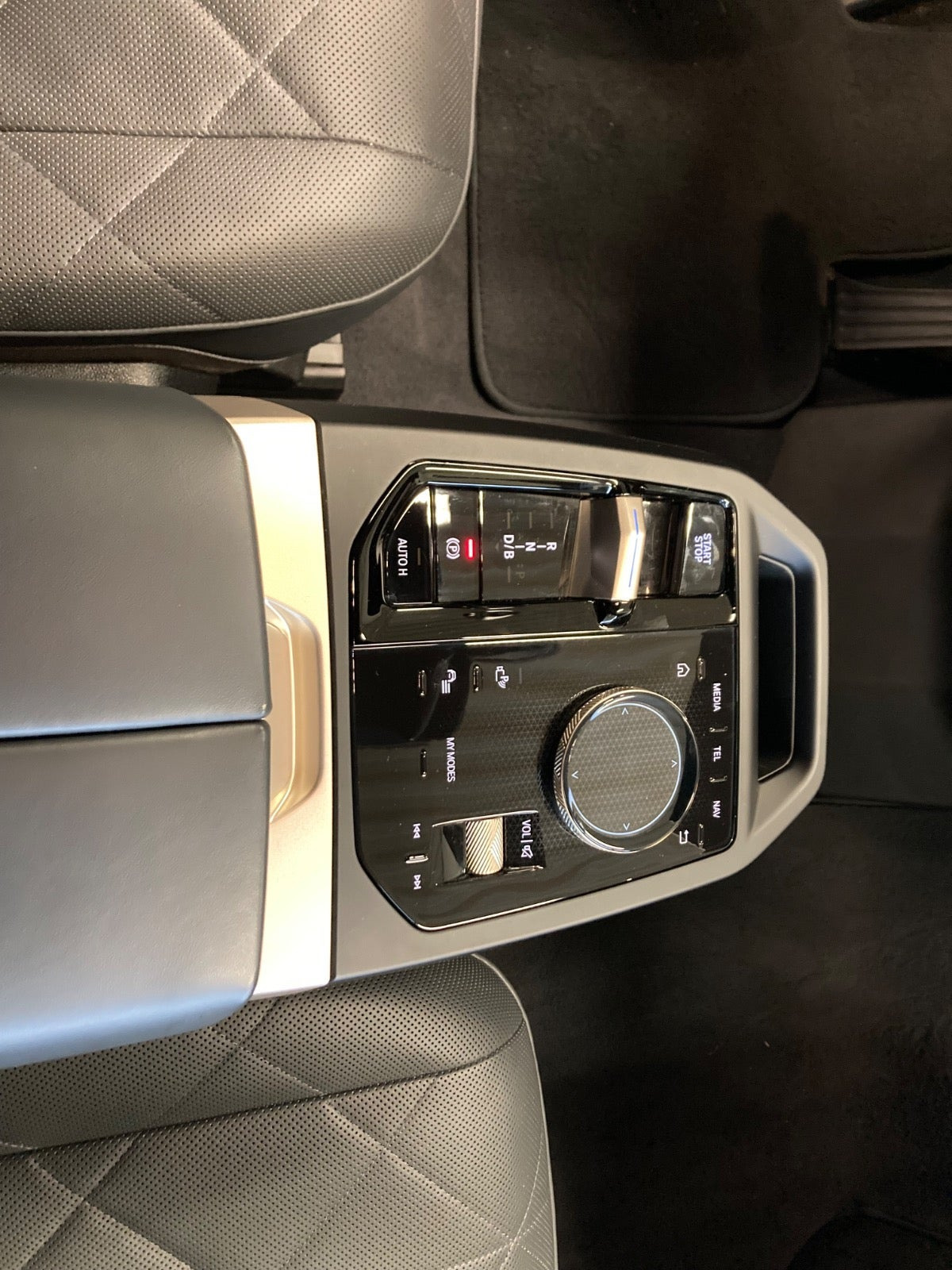 Grå BMW iX fra 2022