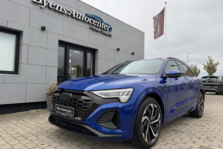 Blå Audi Q8 e-tron fra 2024