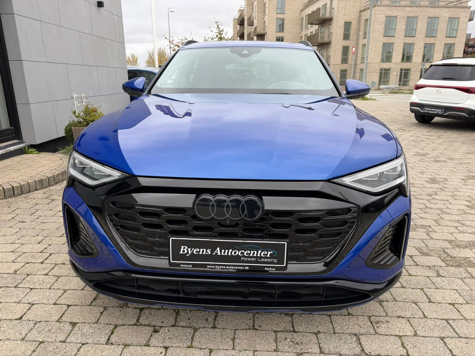 Blå Audi Q8 e-tron fra 2024