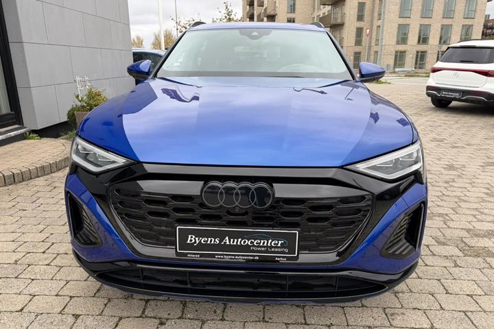 Blå Audi Q8 e-tron fra 2024