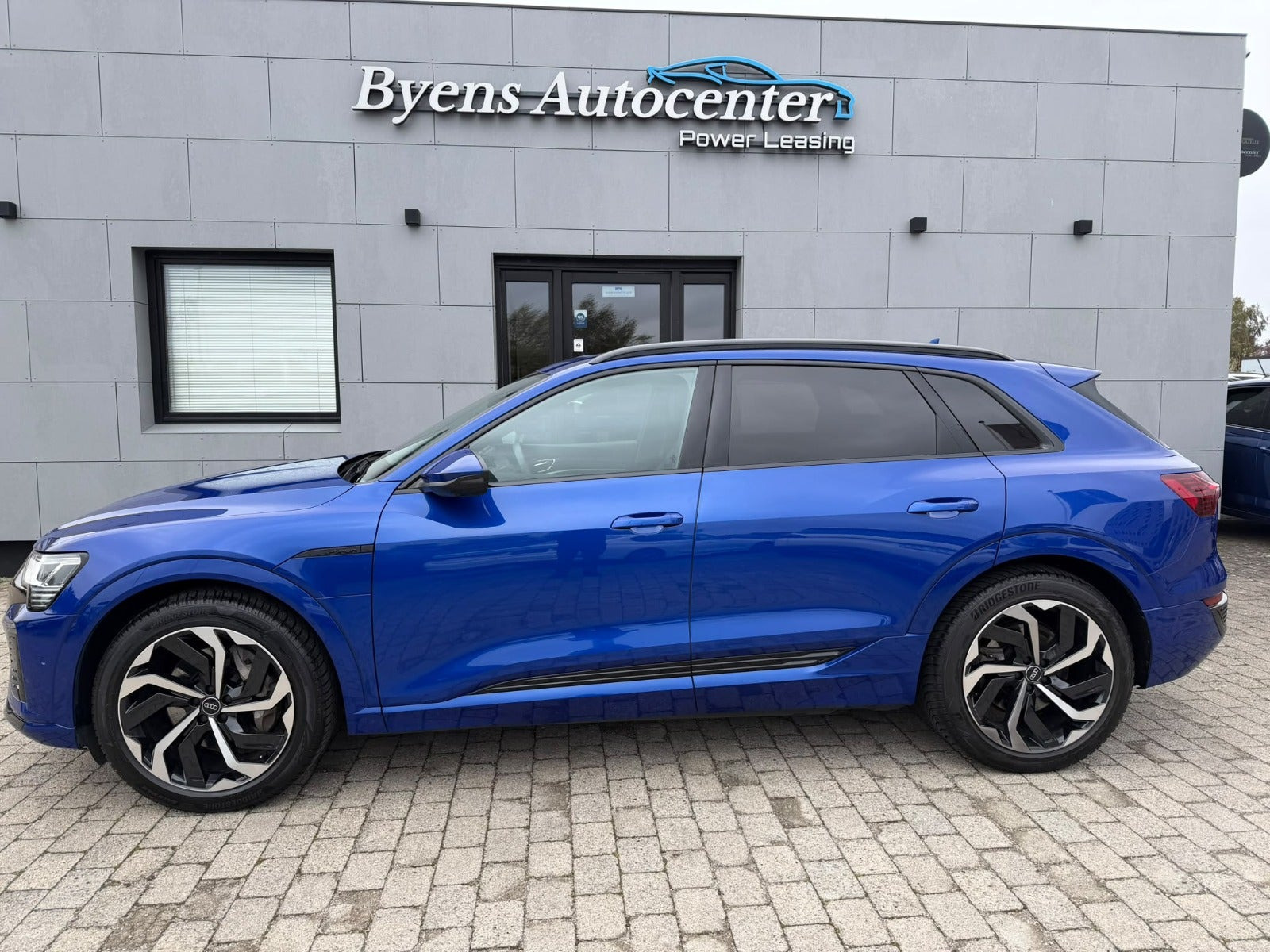 Blå Audi Q8 e-tron fra 2024