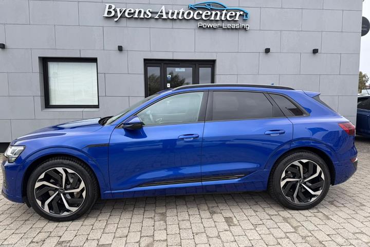 Blå Audi Q8 e-tron fra 2024