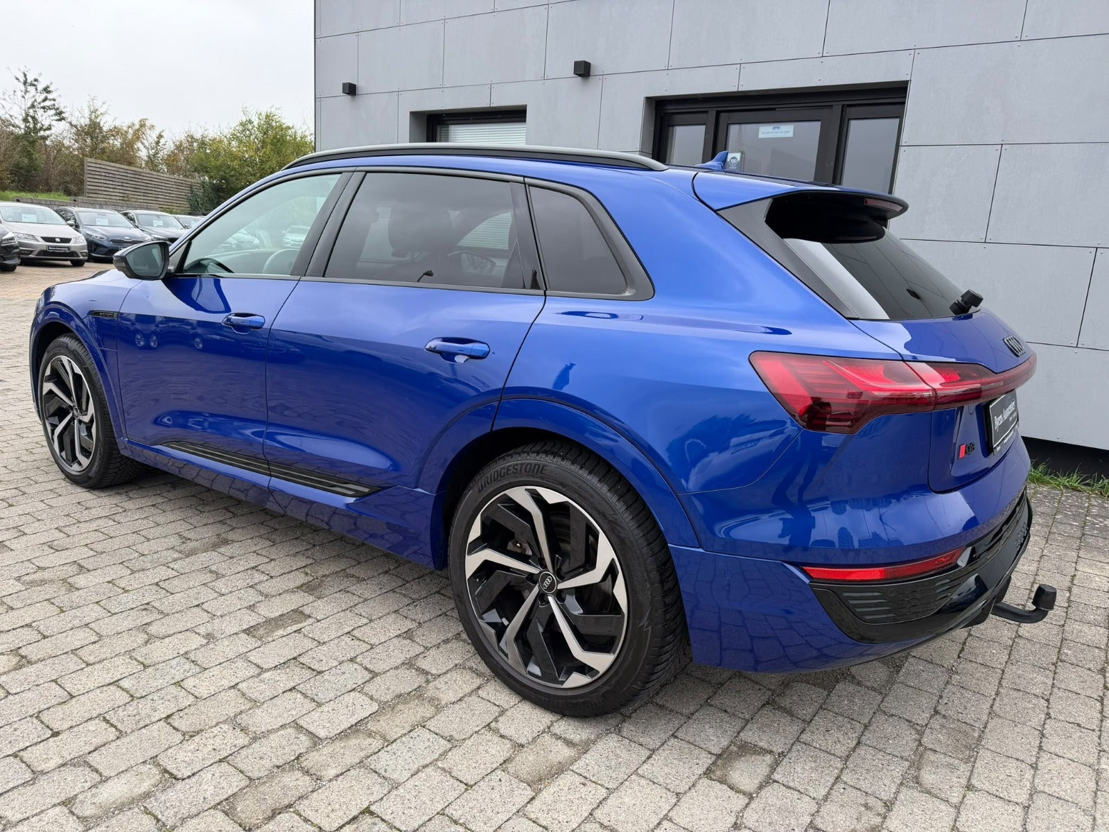Blå Audi Q8 e-tron fra 2024