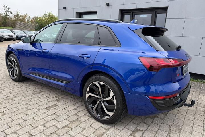 Blå Audi Q8 e-tron fra 2024