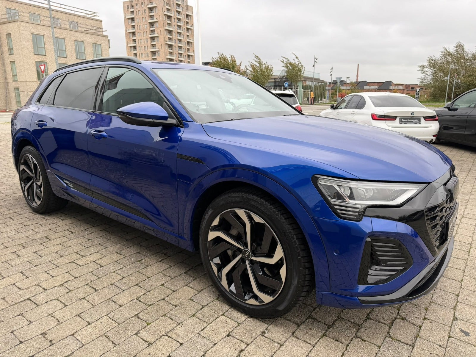 Blå Audi Q8 e-tron fra 2024