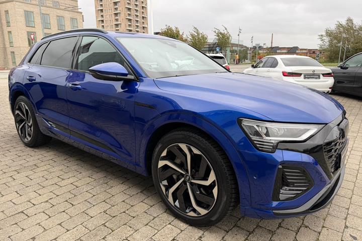 Blå Audi Q8 e-tron fra 2024