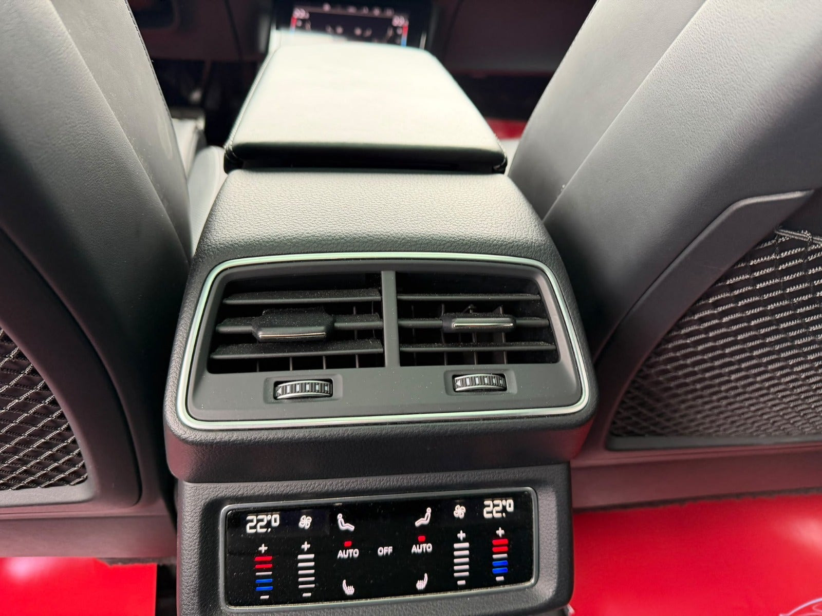 Blå Audi Q8 e-tron fra 2024