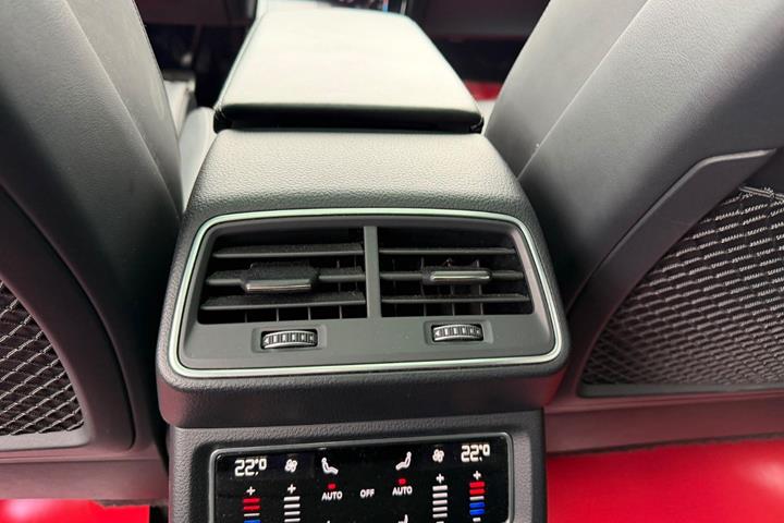 Blå Audi Q8 e-tron fra 2024