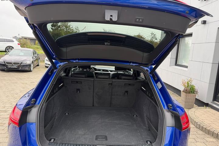 Blå Audi Q8 e-tron fra 2024