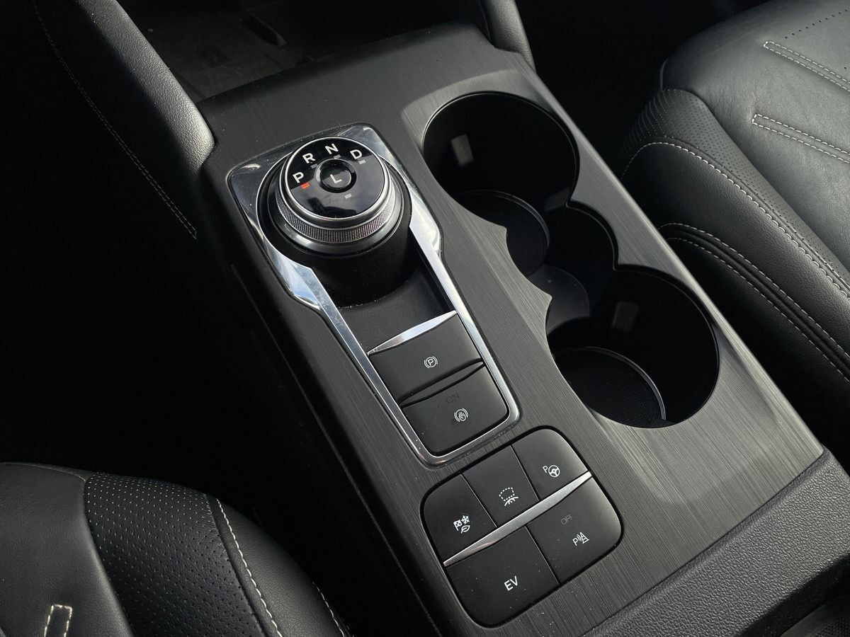 Grå Ford Kuga fra 2020