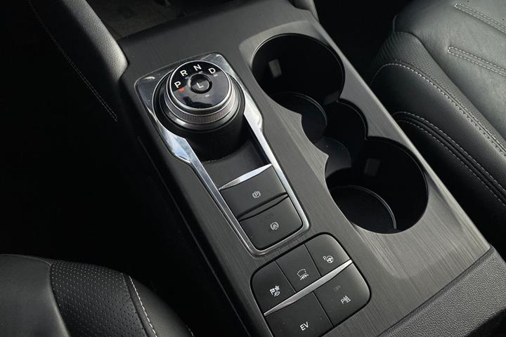 Grå Ford Kuga fra 2020