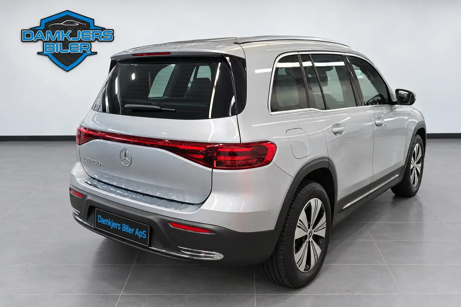 Sølv Mercedes EQB250+ fra 2025
