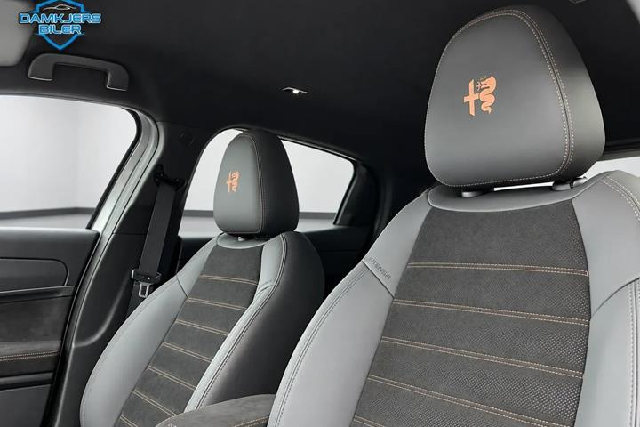 Grå Alfa Romeo Junior fra 2025