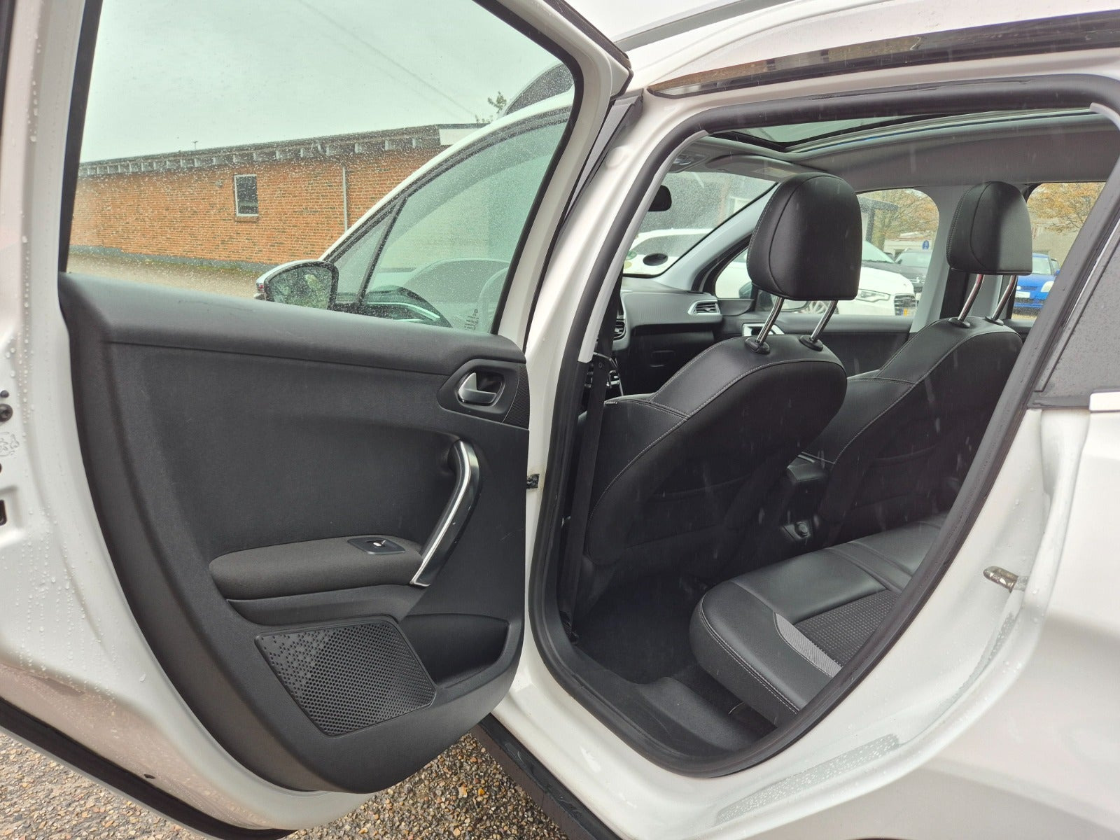 Grøn Peugeot 2008 fra 2016