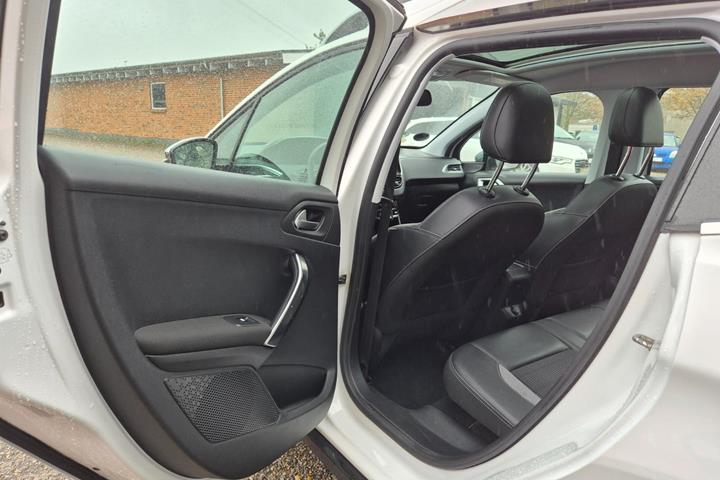 Grøn Peugeot 2008 fra 2016