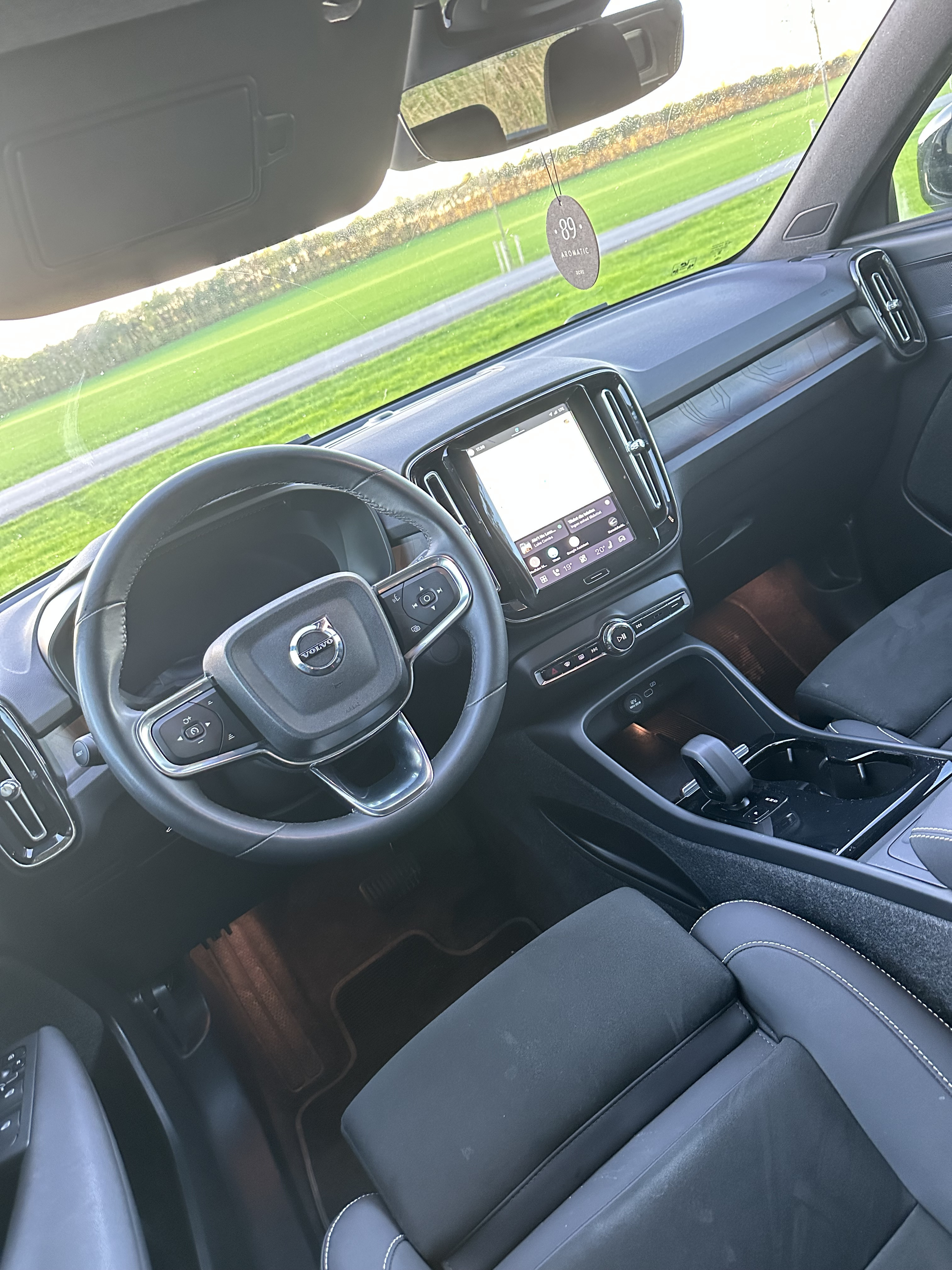 Grå Volvo XC40 fra 2024