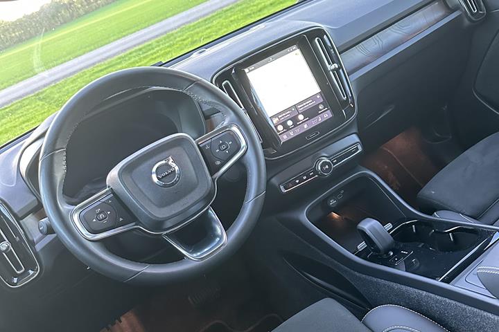 Grå Volvo XC40 fra 2024