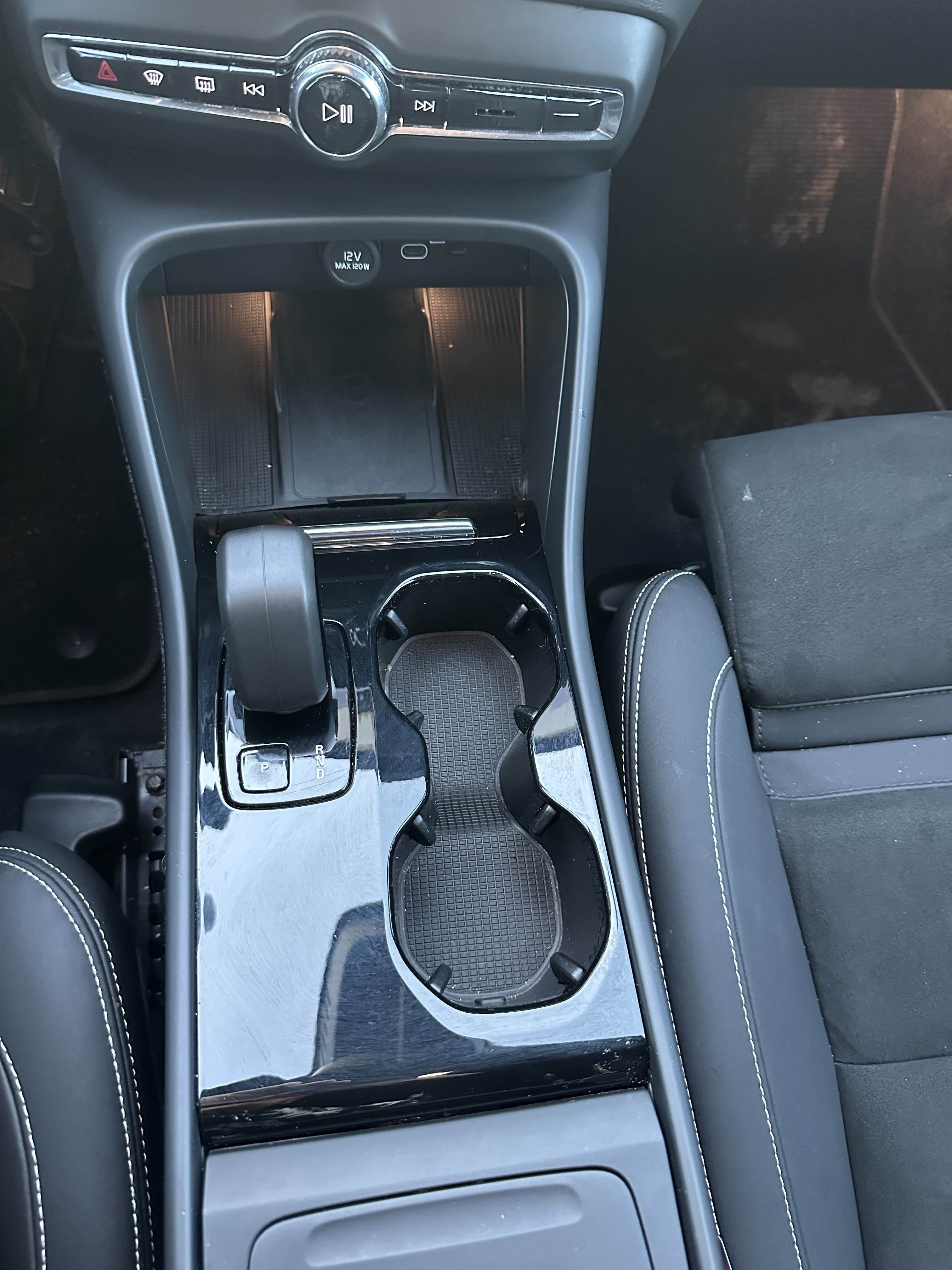 Grå Volvo XC40 fra 2024