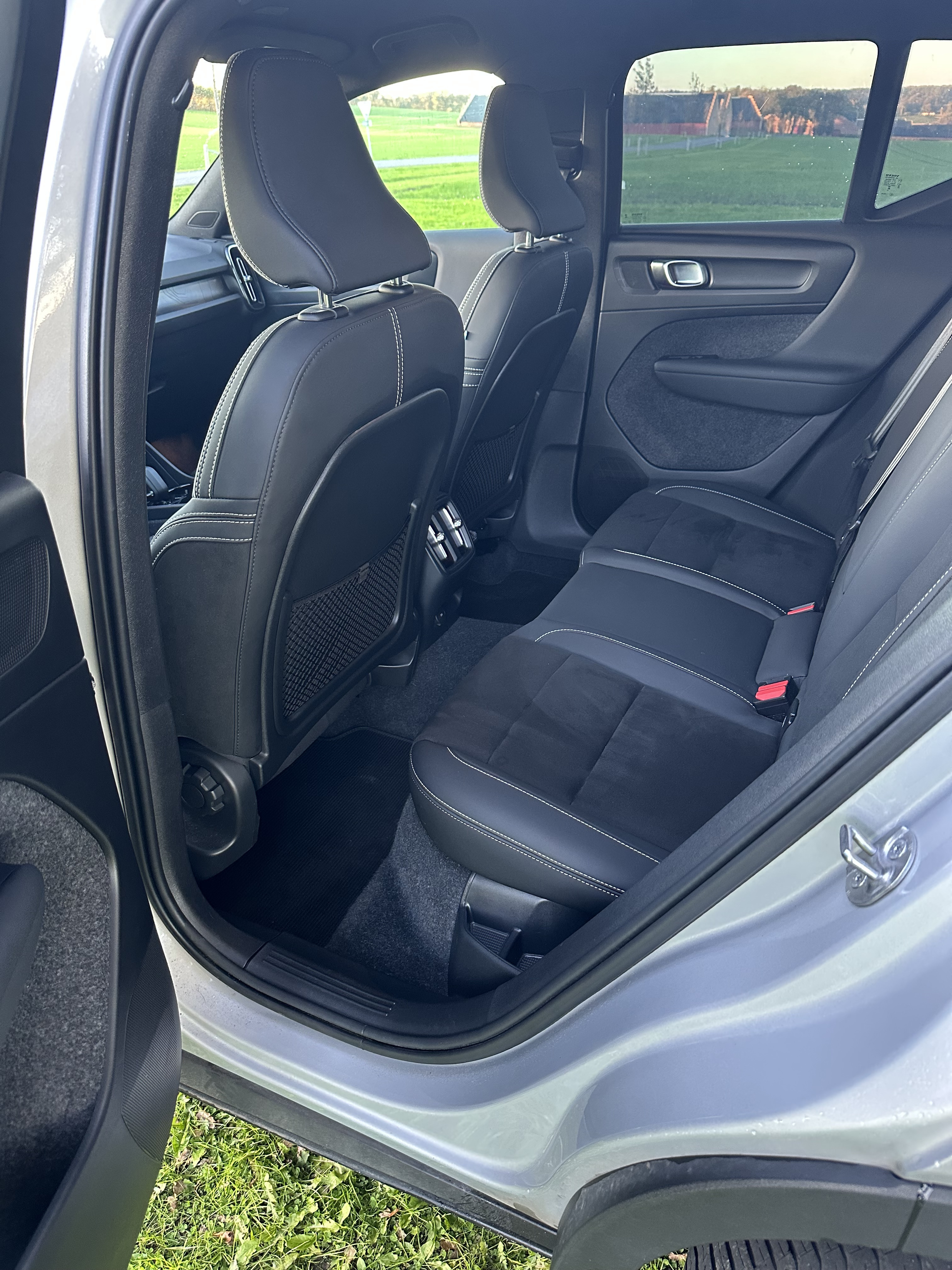 Grå Volvo XC40 fra 2024