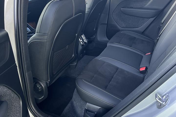 Grå Volvo XC40 fra 2024