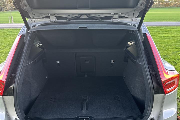 Grå Volvo XC40 fra 2024