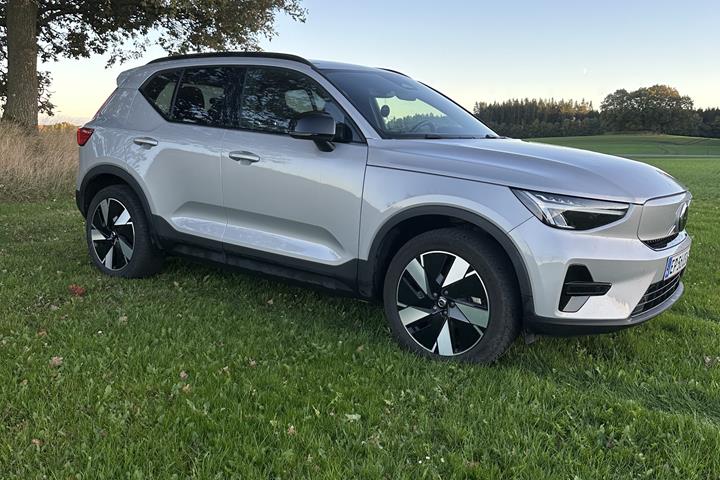 Grå Volvo XC40 fra 2024