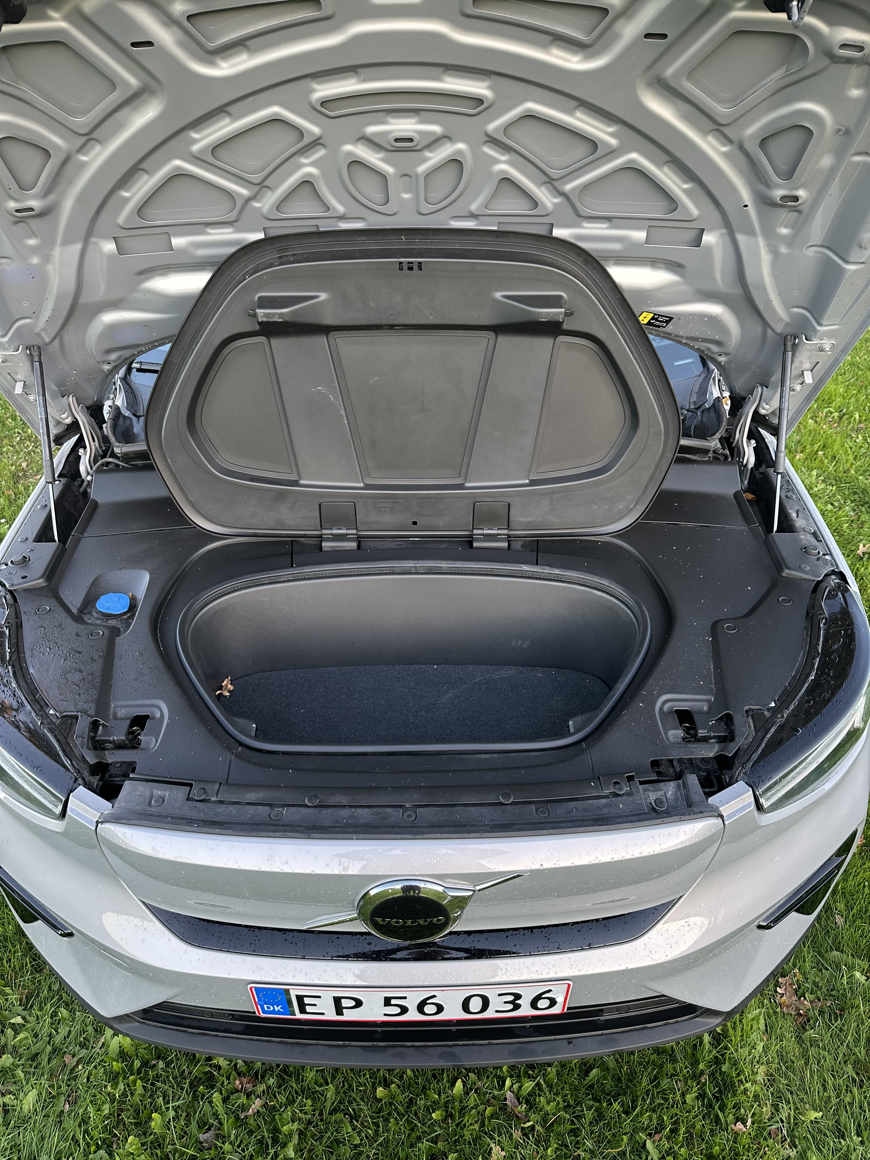 Grå Volvo XC40 fra 2024