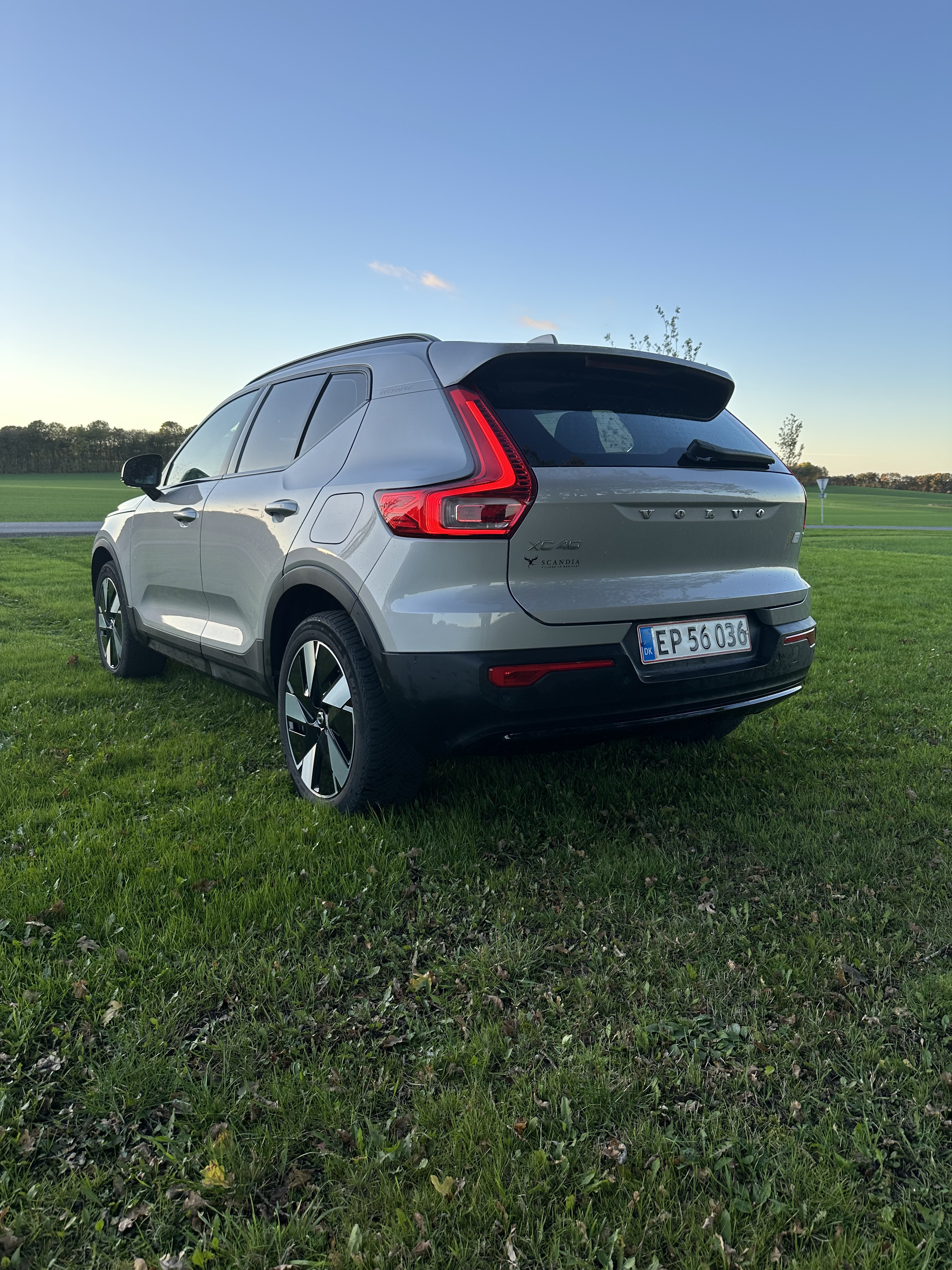 Grå Volvo XC40 fra 2024