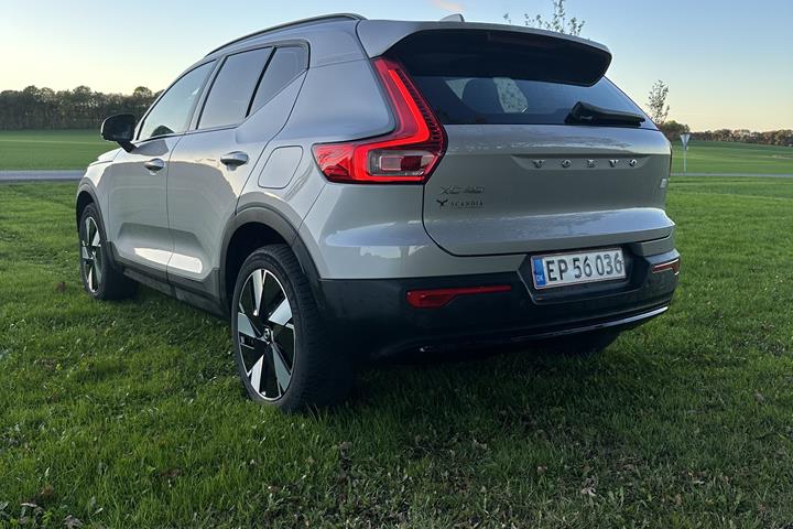 Grå Volvo XC40 fra 2024