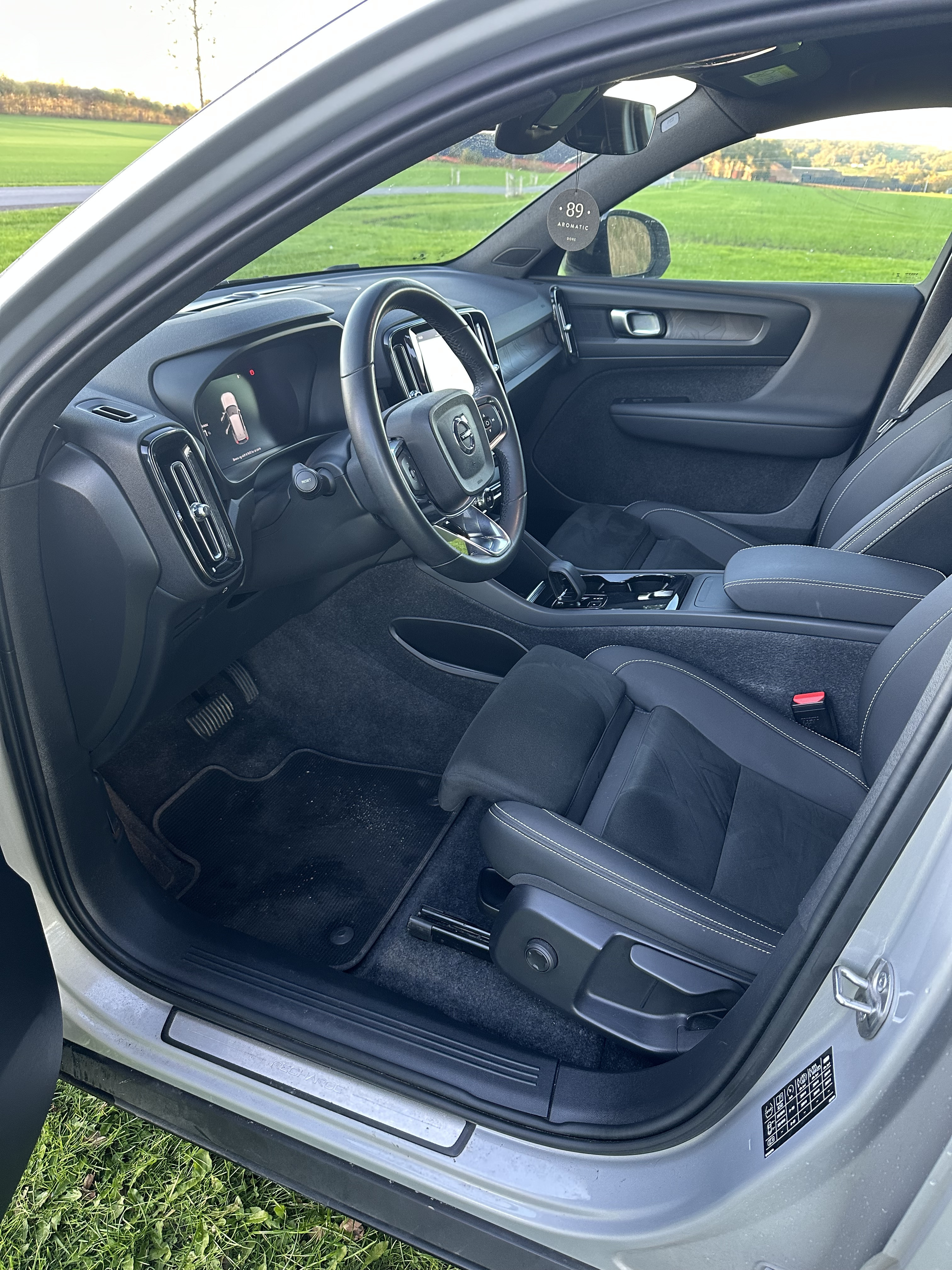 Grå Volvo XC40 fra 2024