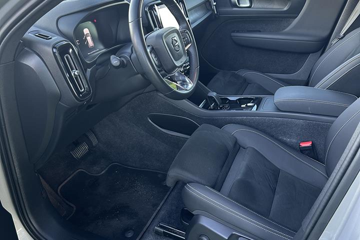 Grå Volvo XC40 fra 2024