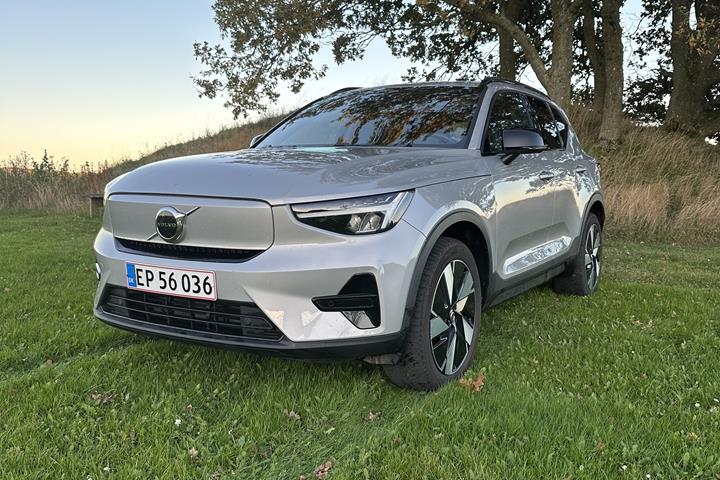 Grå Volvo XC40 fra 2024