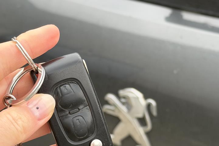 Grå Peugeot 3008 fra 2015