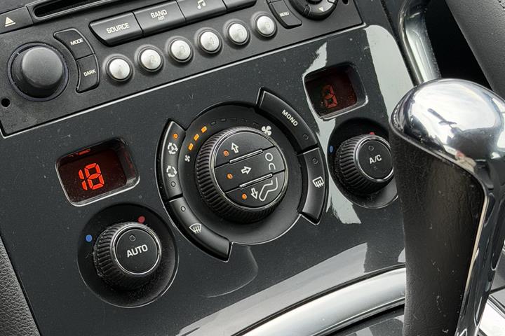 Grå Peugeot 3008 fra 2015
